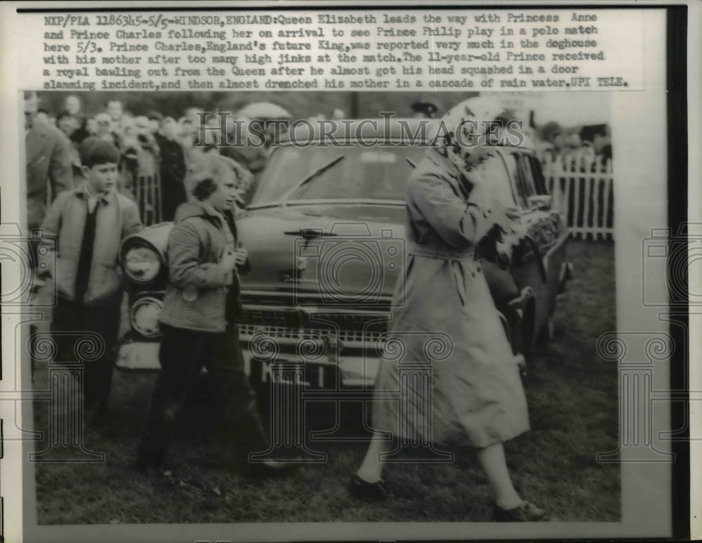 1959 Press Photo Queen Elizabeth leads Princess Anne &amp; Prince Charles - Historic Images