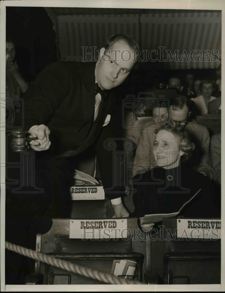 1940 Press Photo George Beach and Katherine Thanter conduct thoroughbred auction