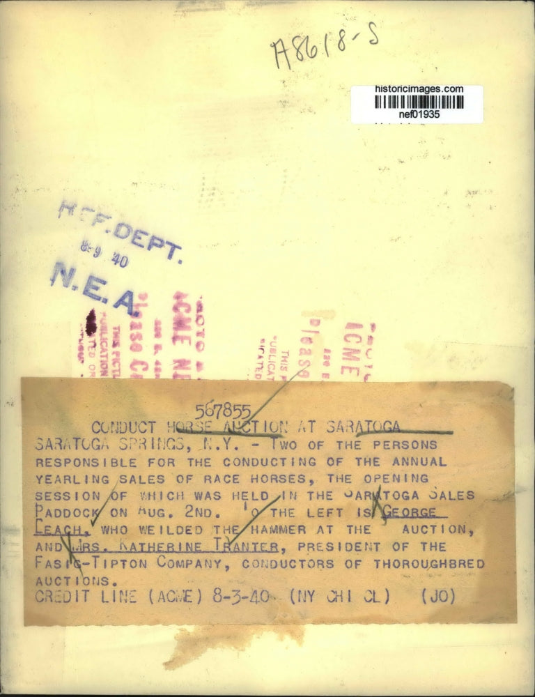 1940 Press Photo George Beach and Katherine Thanter conduct thoroughbred auction