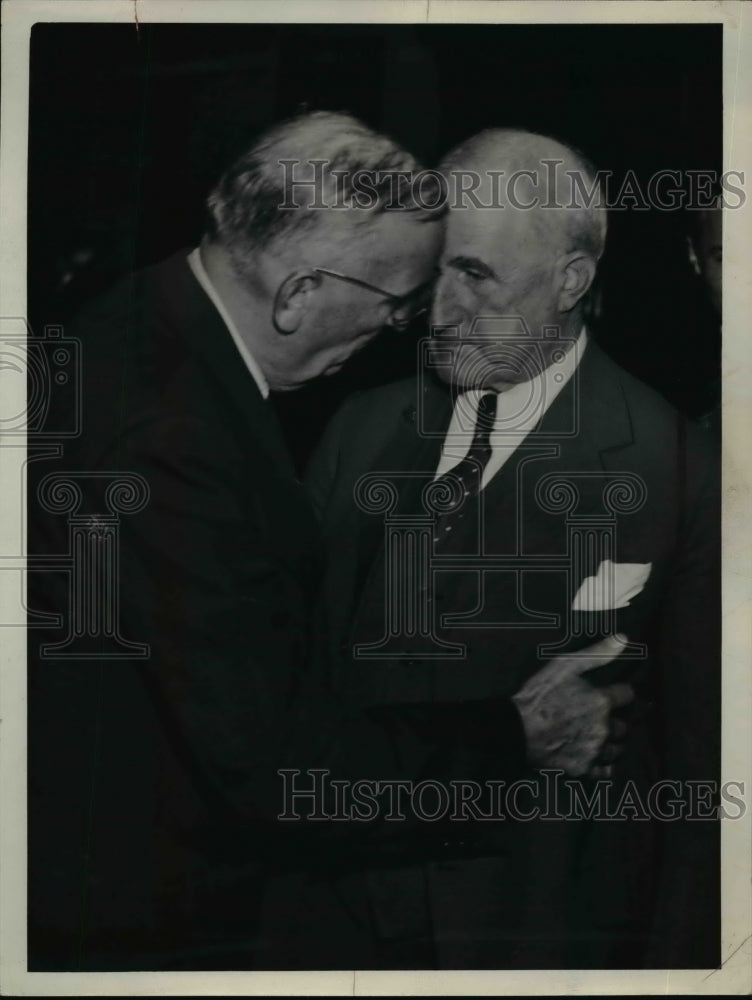 1938 Press Photo William Peer confers with Attorney Charles Adams of Elyria