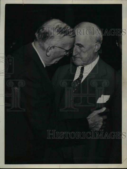 1938 Press Photo William Peer confers with Attorney Charles Adams of Elyria