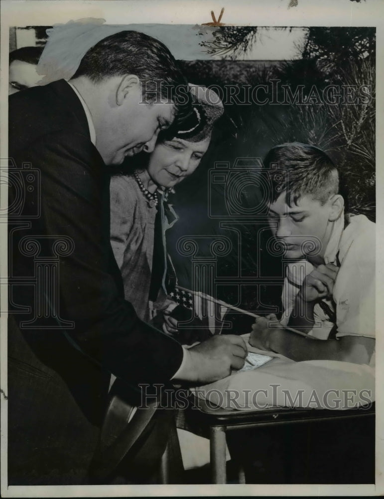 Load image into Gallery viewer, 1940 Press Photo GOP Presidential candidate Wendell Willkie signs autograph
