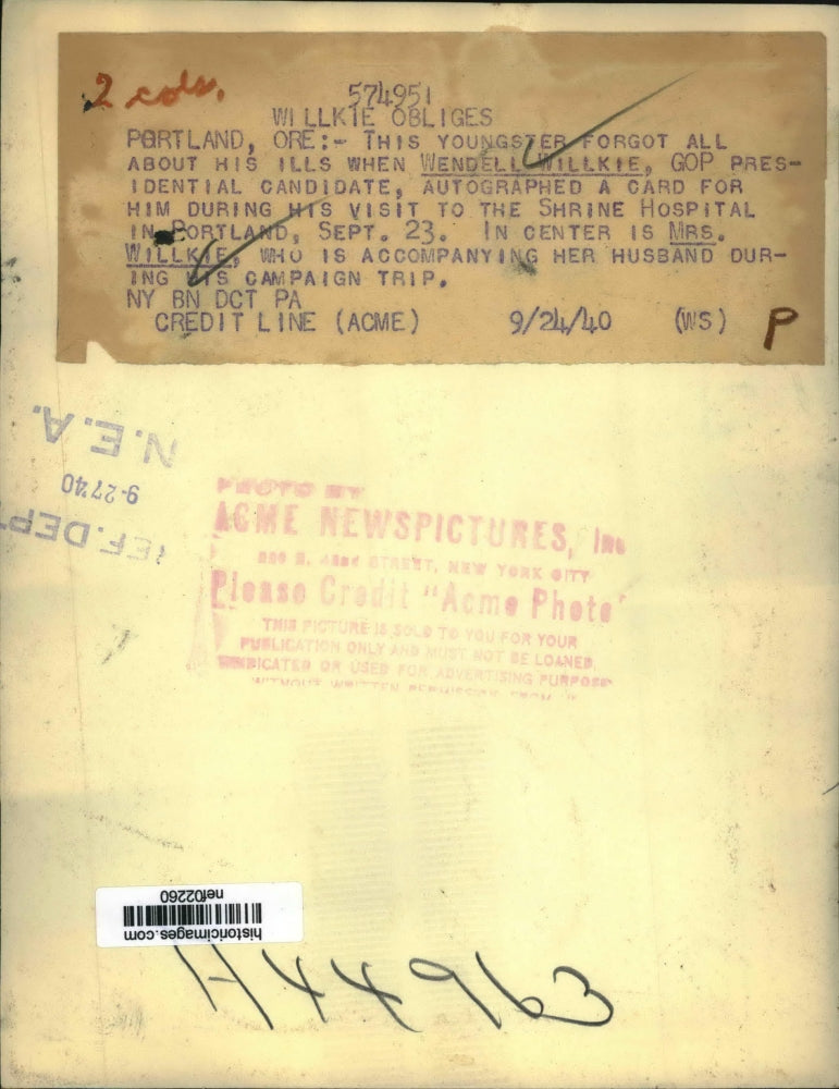 1940 Press Photo GOP Presidential candidate Wendell Willkie signs autograph