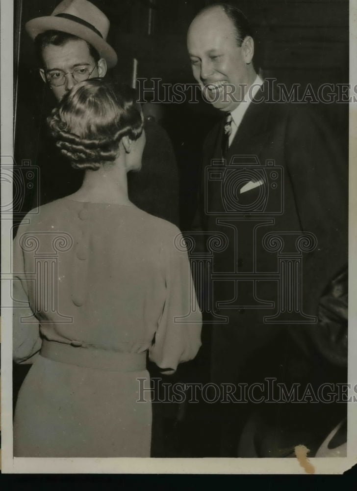 1935 Press Photo Curtis B. Dall, New York Broker Interviewed by Reporters