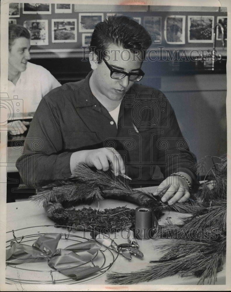 1967 Press Photo Student David Flanagan Making Wreaths at Ohio High School- Historic Images