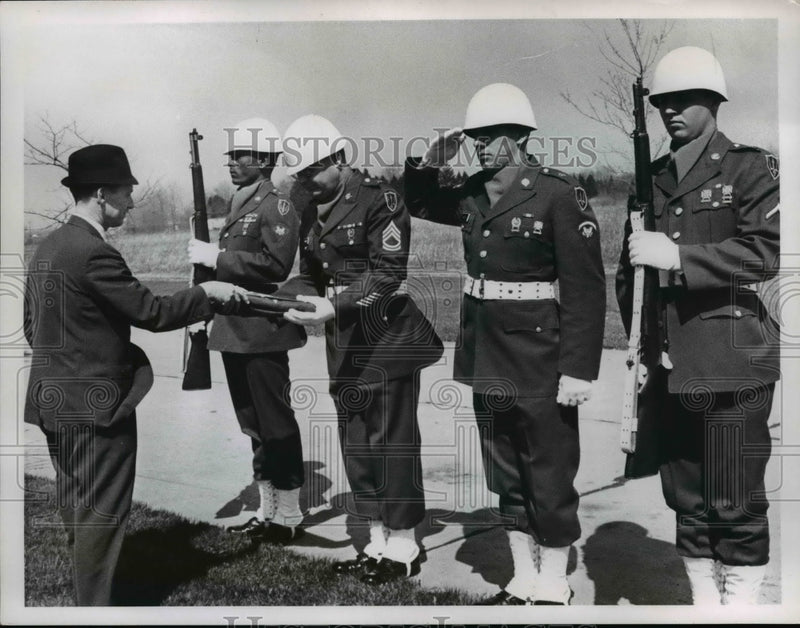 Load image into Gallery viewer, 1968 Press Photo Troopers at armory in Painsville OH - nef02407
