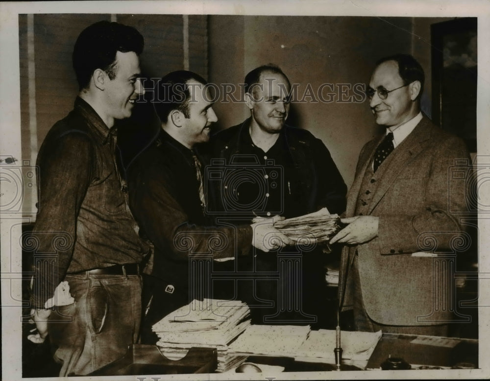 1937 Press Photo Chevrolet Motor Company Employees Against Strike - nef02479