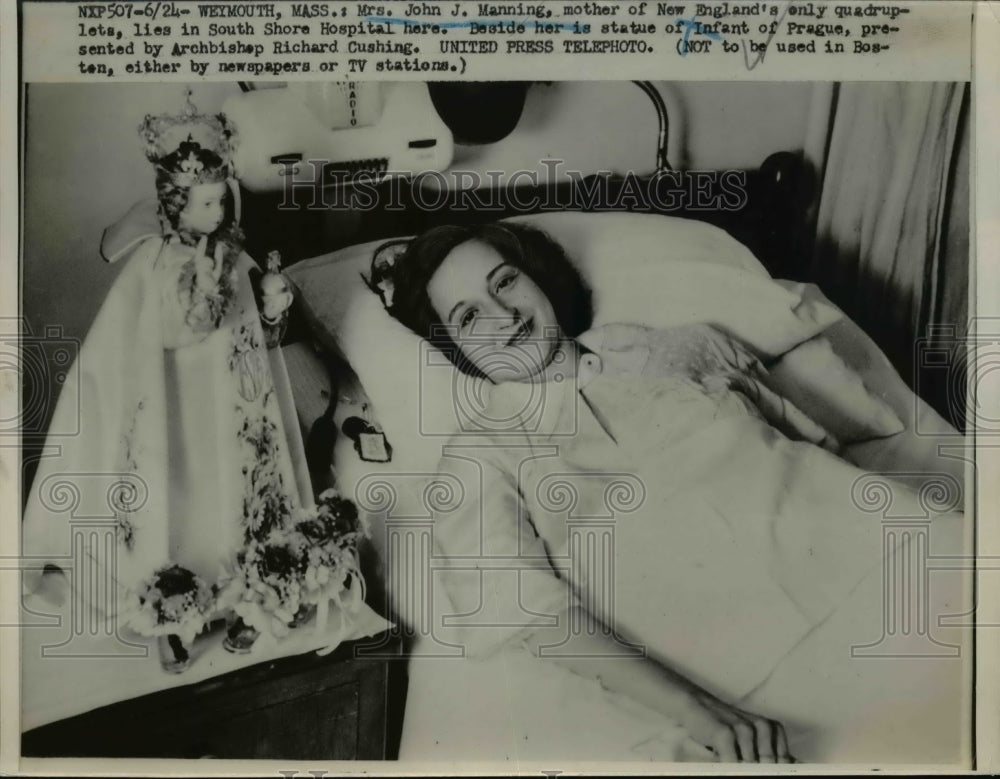 1952 Press Photo Mrs John Manning in South Shore Hospital after giving birth
