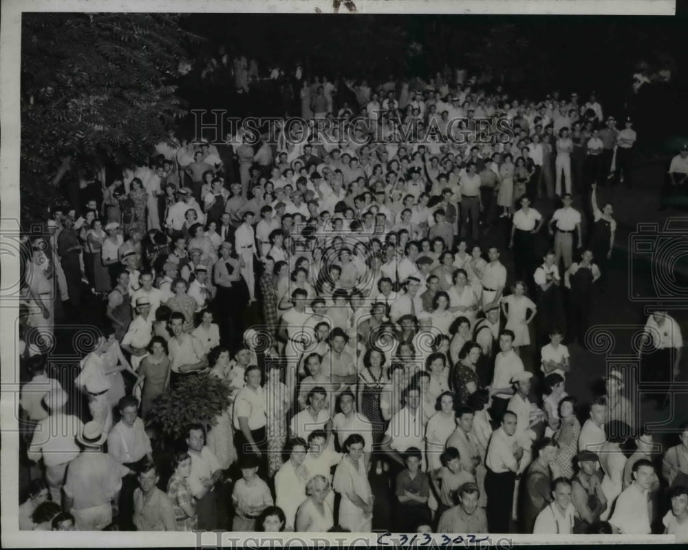 1935 Press Photo Strikers gather in Terre Haute IN at Colombian Stamping Co