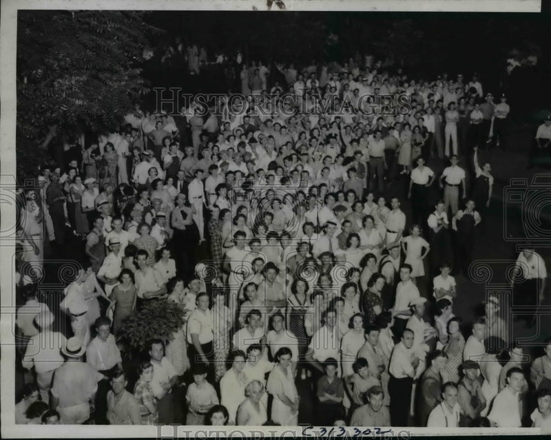 Load image into Gallery viewer, 1935 Press Photo Strikers gather in Terre Haute IN at Colombian Stamping Co
