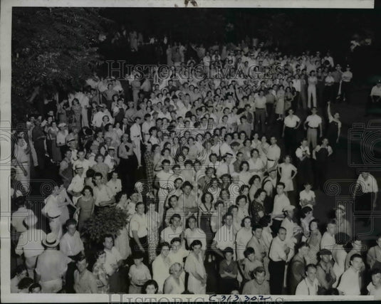 1935 Press Photo Strikers gather in Terre Haute IN at Colombian Stamping Co