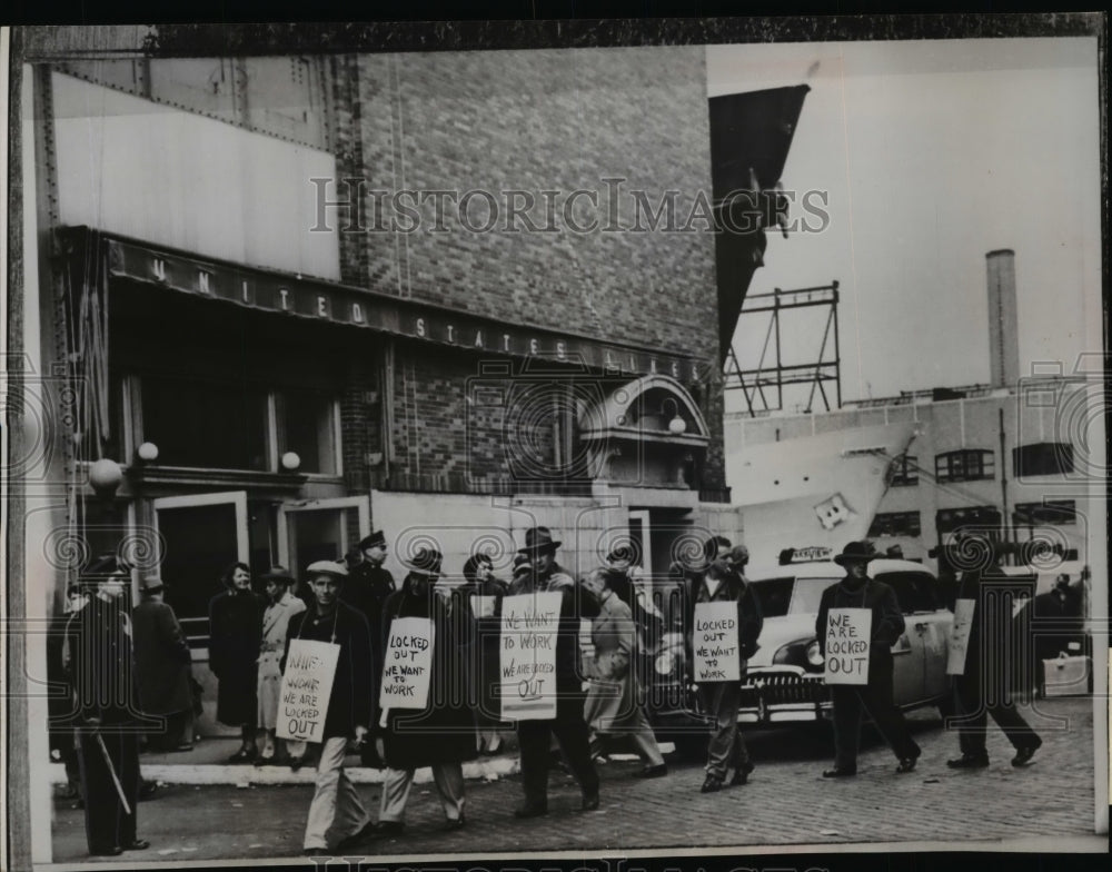 1953 Press Photo Longshoremen picket outside United States Lines Pier