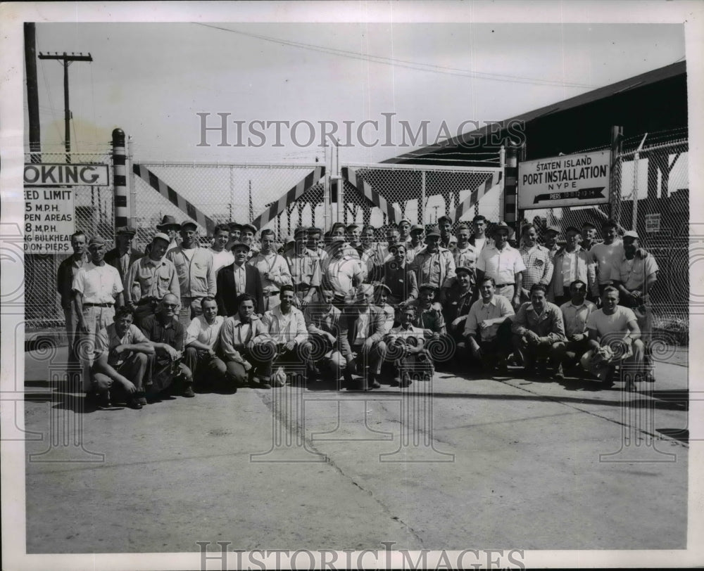 1951 Press Photo Longshoremen refuse to load ship in Staten Island NY