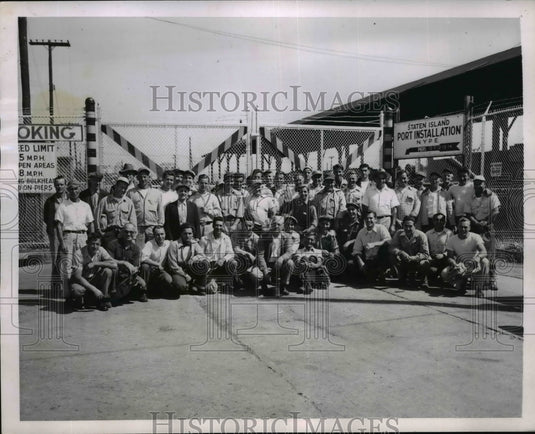 1951 Press Photo Longshoremen refuse to load ship in Staten Island NY
