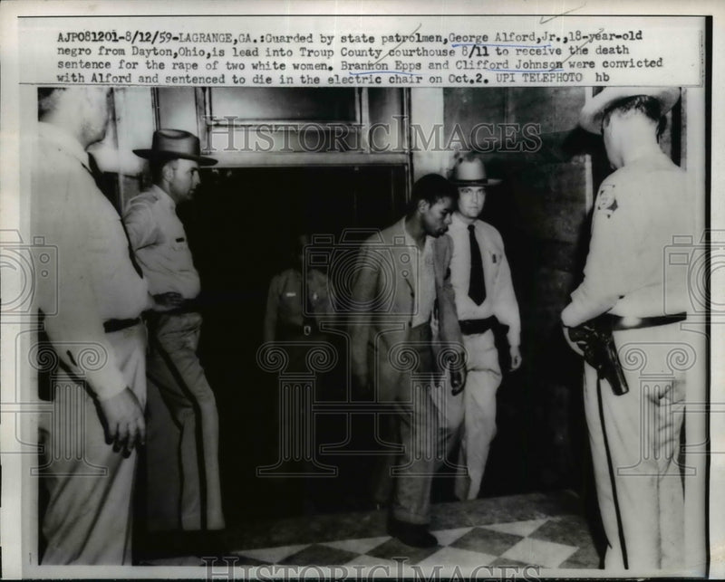Load image into Gallery viewer, 1959 Press Photo George Alford, Jr. Being Lead Into County Courthouse
