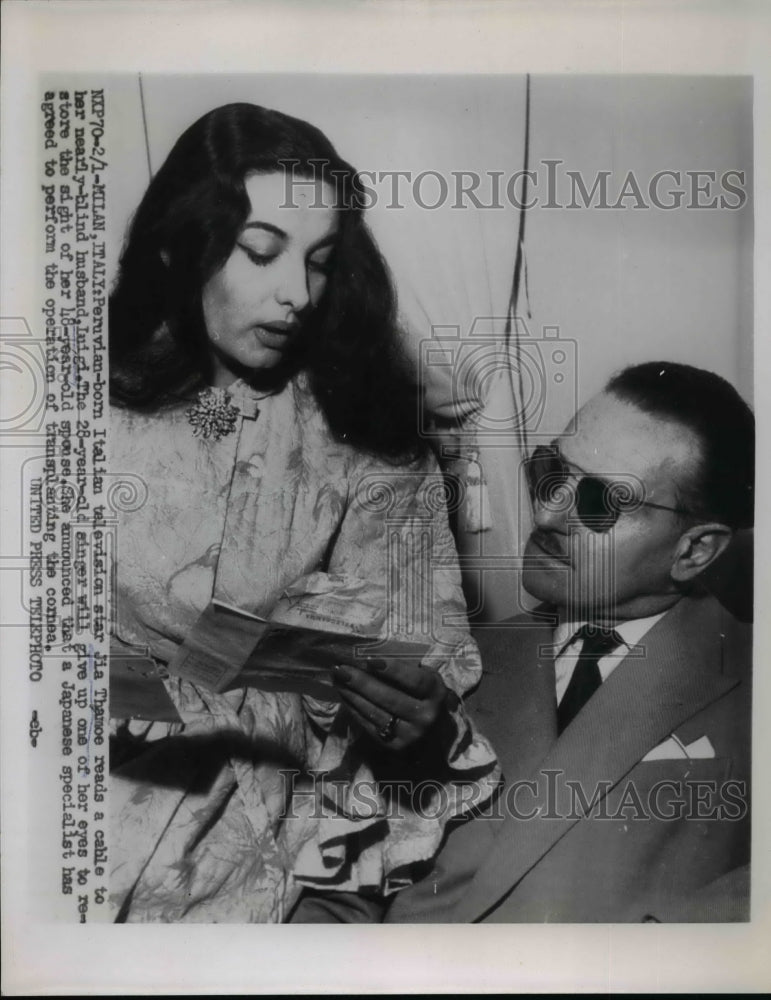 Load image into Gallery viewer, 1956 Press Photo Italian born TV star Jia Thamoe reads cable to husband Luigi
