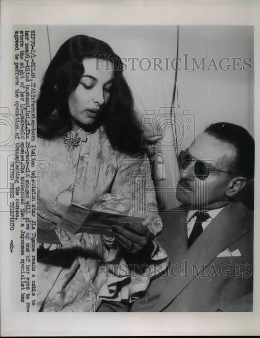 1956 Press Photo Italian born TV star Jia Thamoe reads cable to husband Luigi