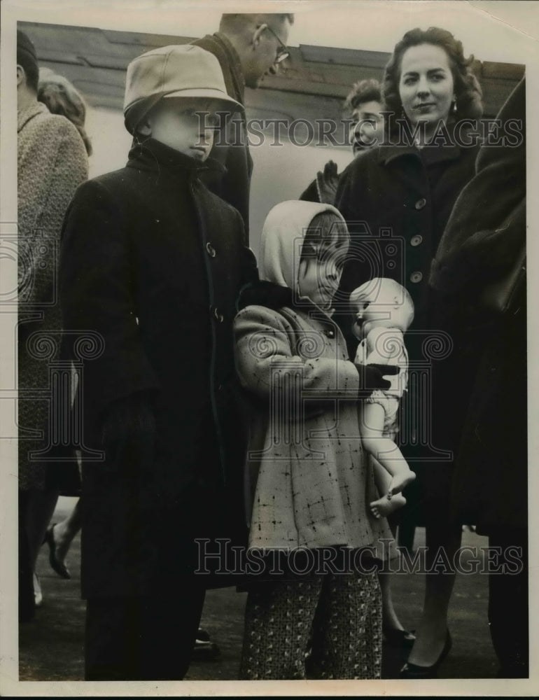 Load image into Gallery viewer, 1962 Press Photo Tony Muniz with sister Maria Elena and doll Pepito - nef02910
