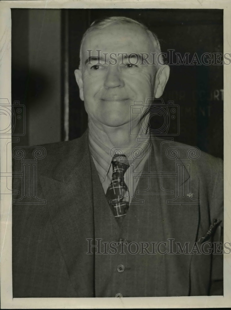 1944 Press Photo Lee Van Belden ready to take stand in $1000 maintenance suit