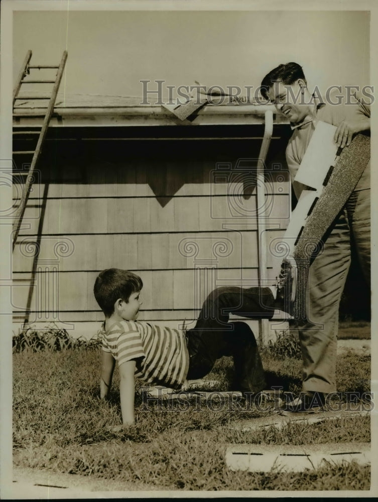 Load image into Gallery viewer, 1961 Press Photo Alex MacLean &amp; his son Peter test shingle adhesive - nef03002
