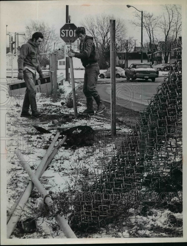 Load image into Gallery viewer, 1979 Press Photo Tom Bate &amp; Gary Zuchelli of Anchor Fence Company - nef03011
