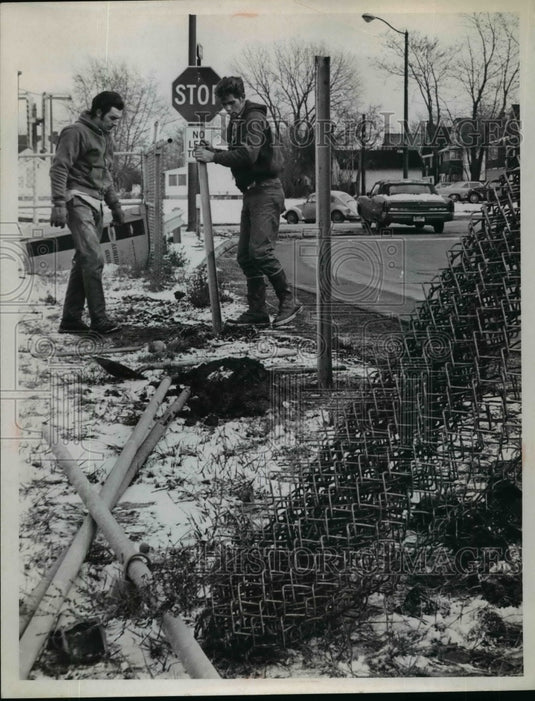 1979 Press Photo Tom Bate & Gary Zuchelli of Anchor Fence Company - nef03011