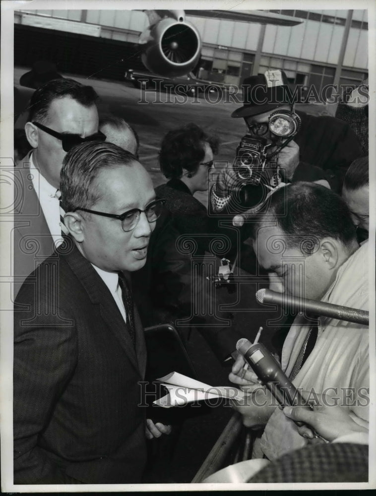 1962 Press Photo United Nations Secretary General U Thant Talks to Reporters