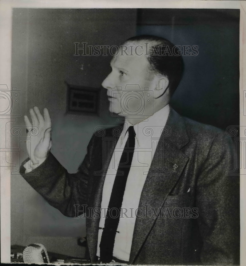 Load image into Gallery viewer, 1953 Press Photo Danny Dare Sworn in at The House Of Un-American Activities
