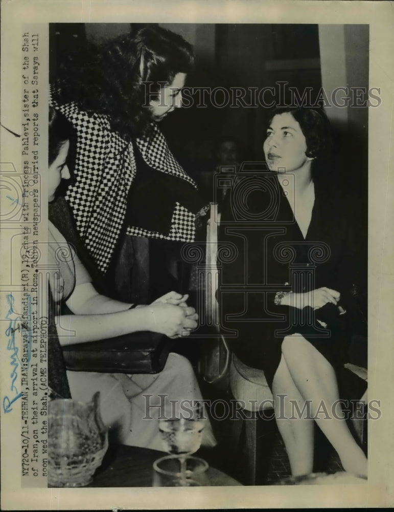 1950 Press Photo Saraya Isfandiari chats with Princess Pahlevi - nef03267
