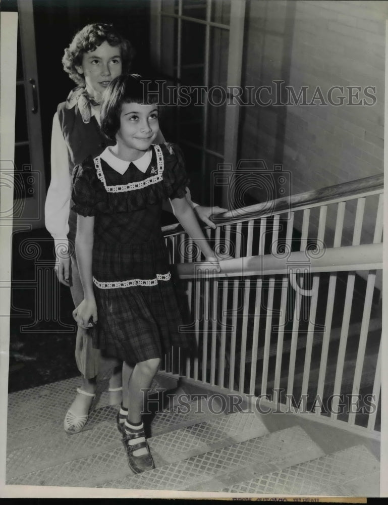 1951 Press Photo Sue Phillips & Nancy Pearce use staircase with two handrails
