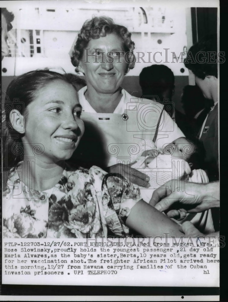 Load image into Gallery viewer, 1962 Press Photo Red Cross worker Rose Slowinsky holds Maria Alvarez - nef03361
