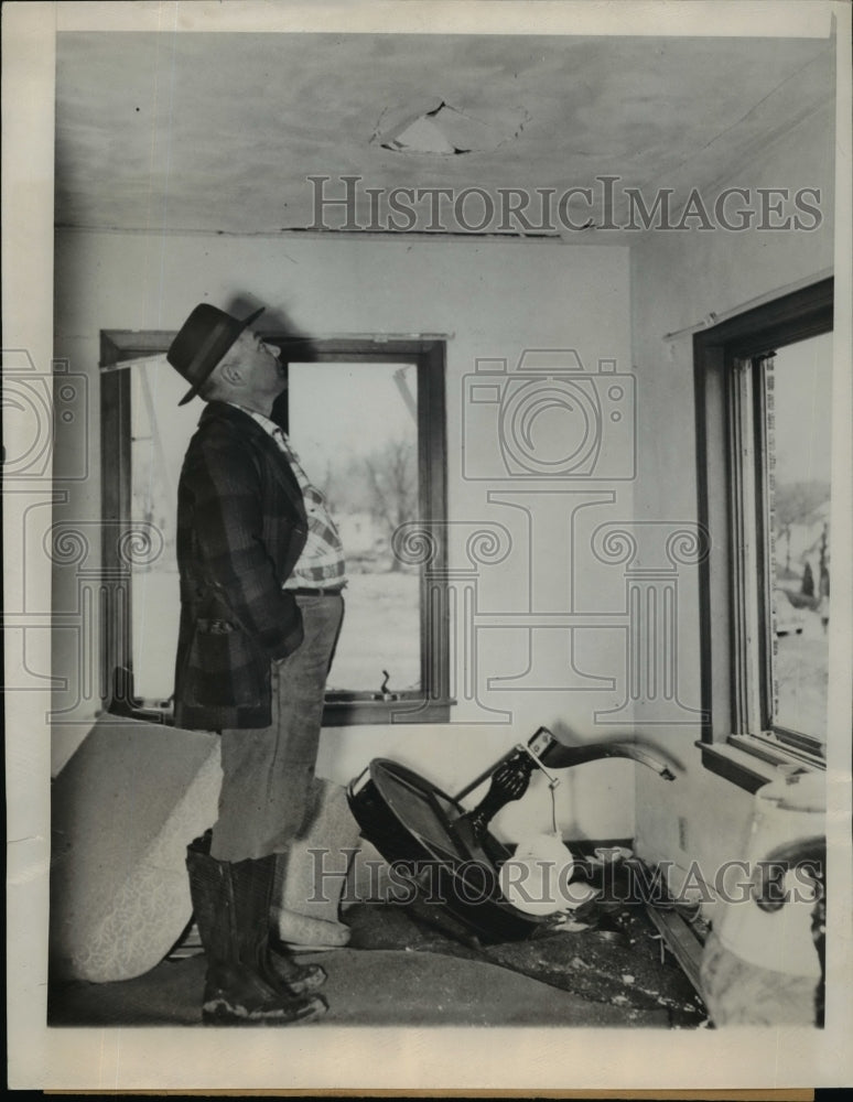 1950 Press Photo Henry Davison examines hole in ceiling where he hit his head
