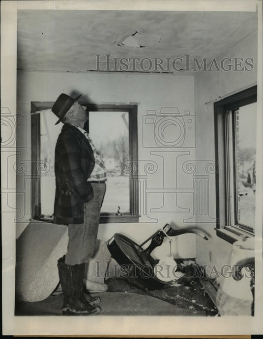 1950 Press Photo Henry Davison examines hole in ceiling where he hit his head