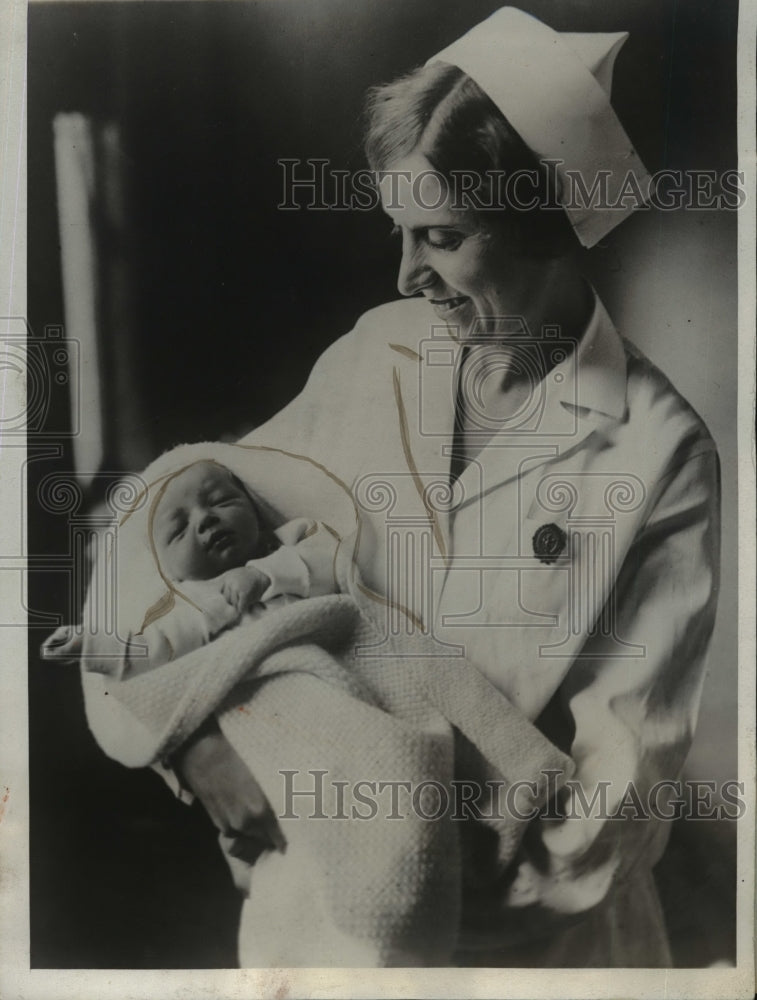 Load image into Gallery viewer, 1930 Press Photo Nurse Lillian Schmidt holds Charles Augustus - nef03451
