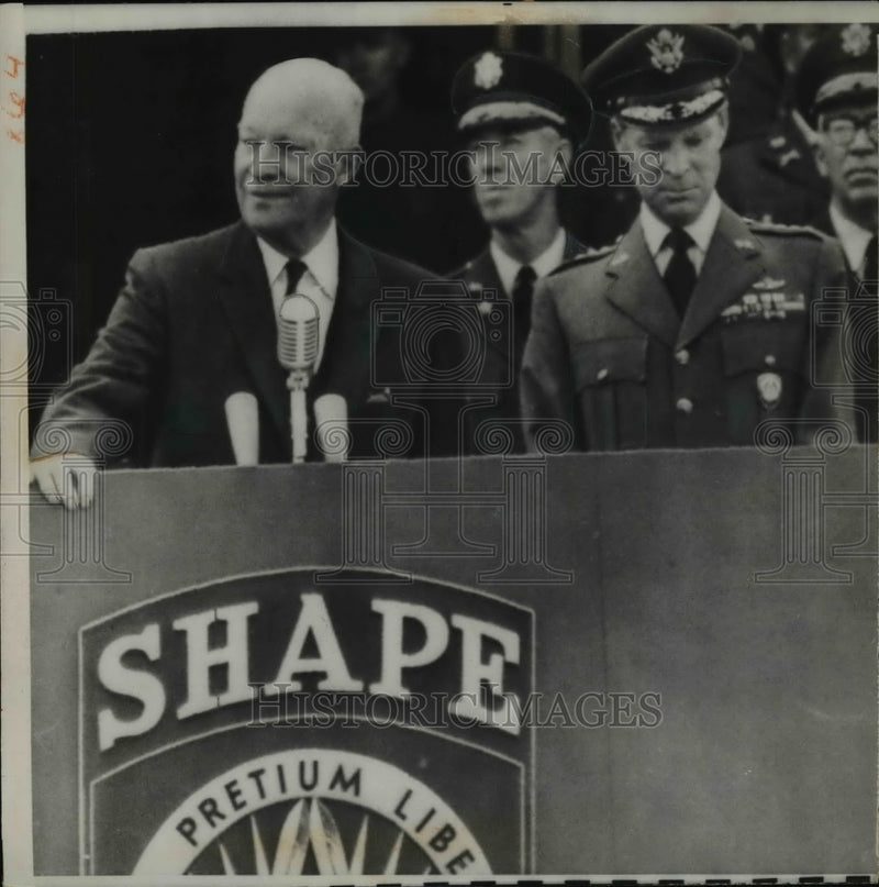 Load image into Gallery viewer, 1959 Press Photo President Eisenhower with SHAPE Commander Gen Iauris Norstad
