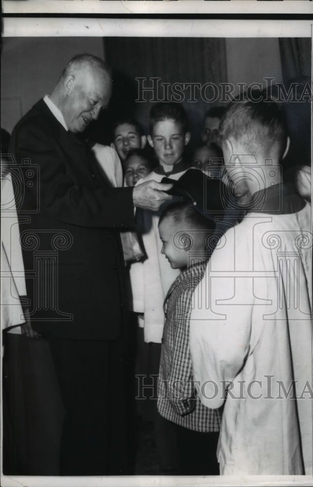 Load image into Gallery viewer, 1958 Press Photo President Eisenhower admires Yankee cap - nef03474
