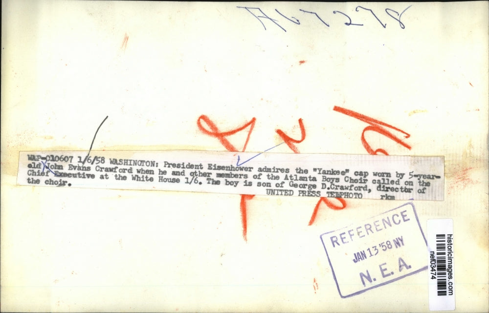 1958 Press Photo President Eisenhower admires Yankee cap - nef03474