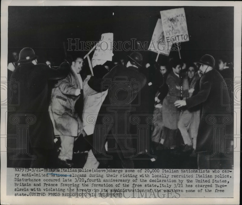 Load image into Gallery viewer, 1952 Press Photo Italian police fight rioting Nationalists in Triest - nef03579
