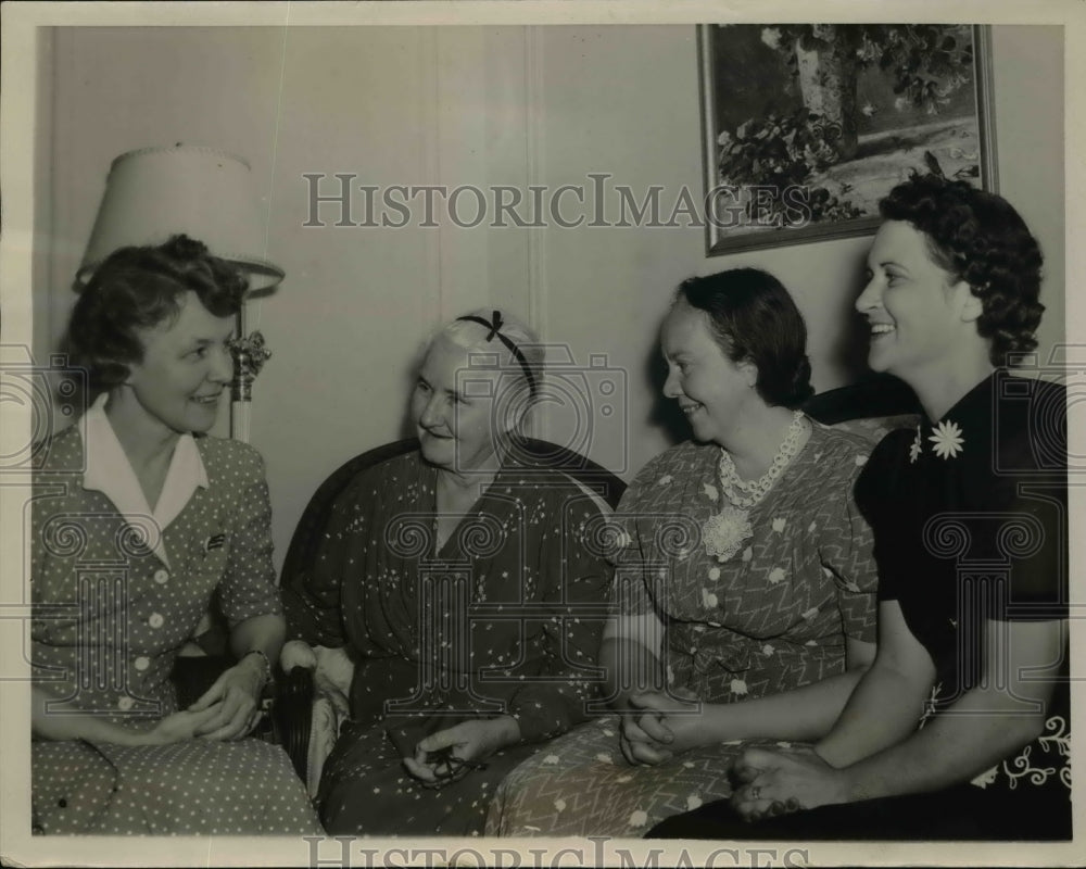 1940 Press Photo Mrs Wendell Willkie meets journalists Mary Mahrnkey