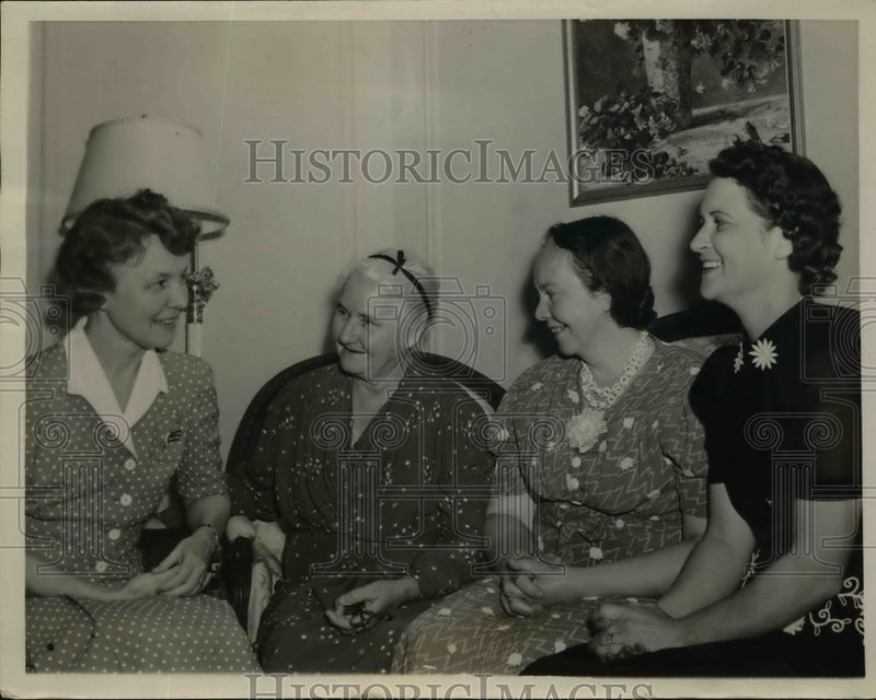 Load image into Gallery viewer, 1940 Press Photo Mrs Wendell Willkie meets journalists Mary Mahrnkey
