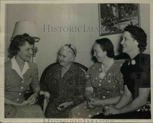 1940 Press Photo Mrs Wendell Willkie meets journalists Mary Mahrnkey
