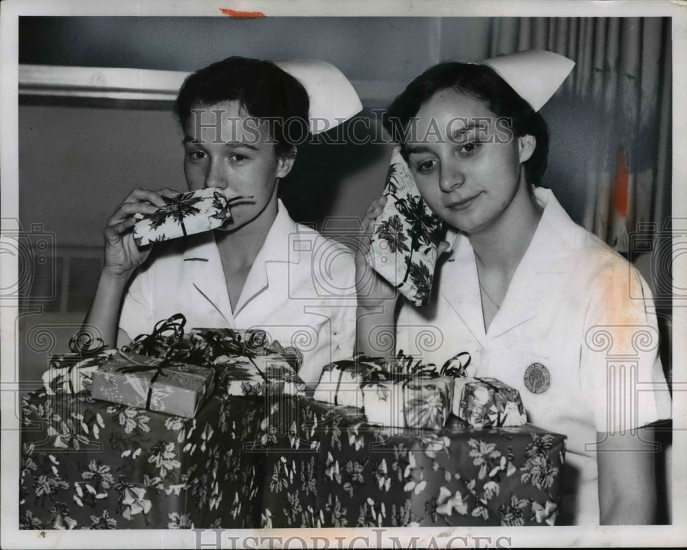 1956 Press Photo Student nurses Charlotte Strausborger & Janet McGinnis