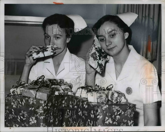 1956 Press Photo Student nurses Charlotte Strausborger & Janet McGinnis