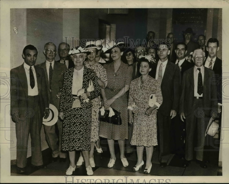 Load image into Gallery viewer, 1941 Press Photo Jury in trial of Davis &amp; Kaufman break for lunch on first day
