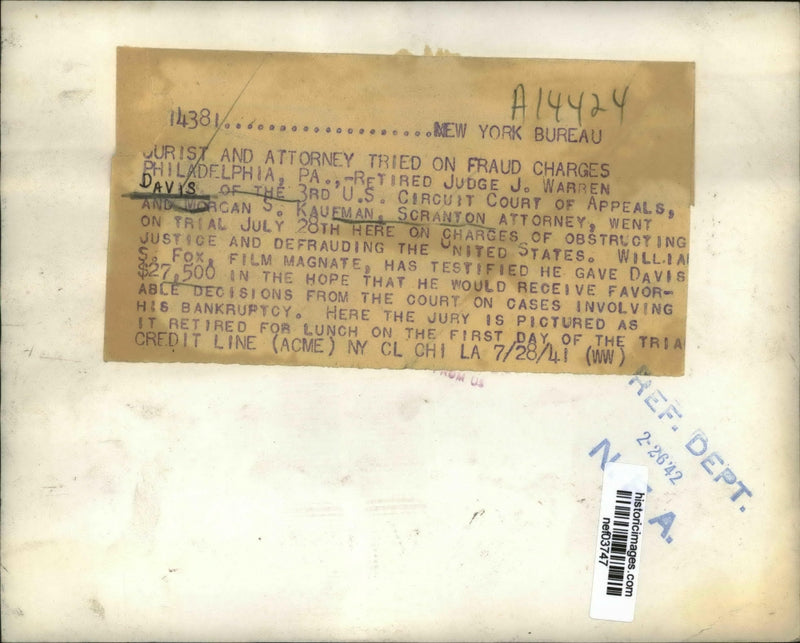 Load image into Gallery viewer, 1941 Press Photo Jury in trial of Davis &amp; Kaufman break for lunch on first day
