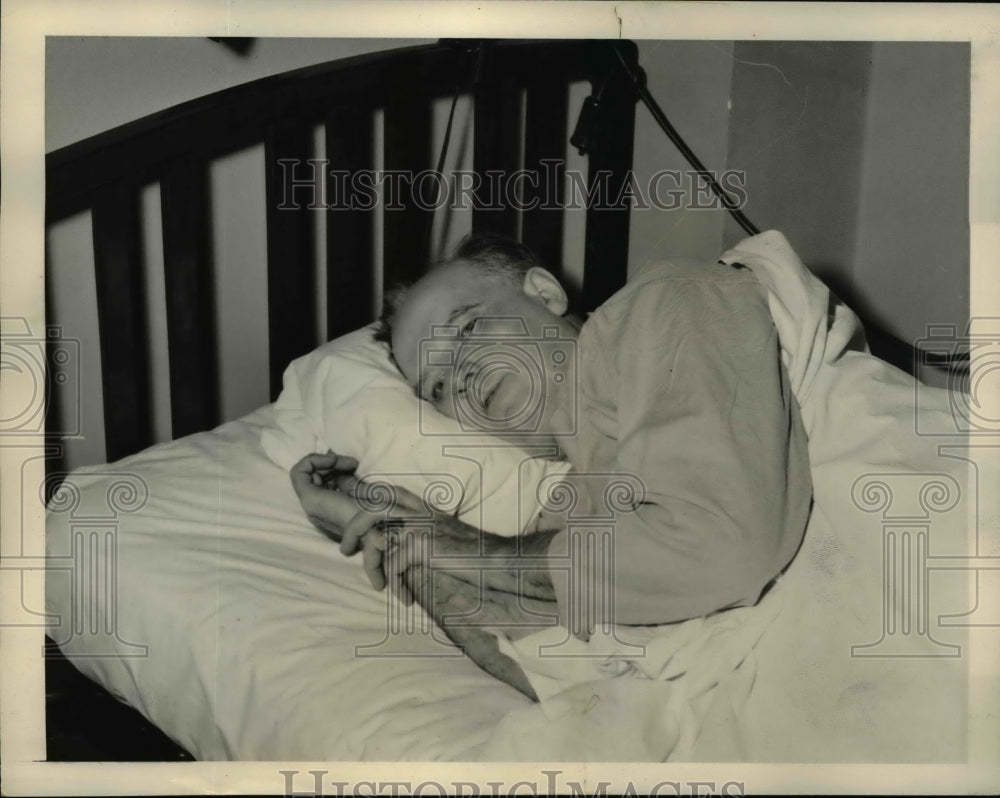 1954 Press Photo Rep Ben Jenson seriously injured in House chamber shooting