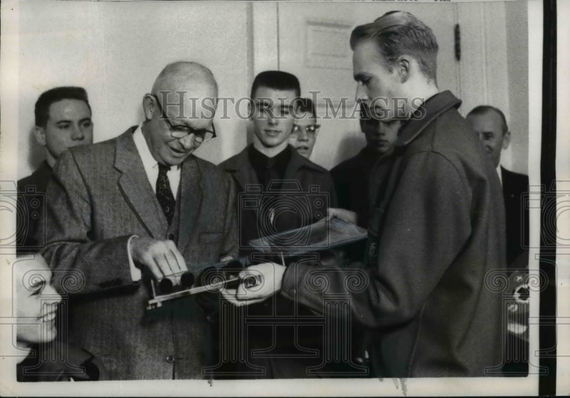 Load image into Gallery viewer, 1958 Press Photo Gareth Eaton presents President Eisenhower Boy Scout Report
