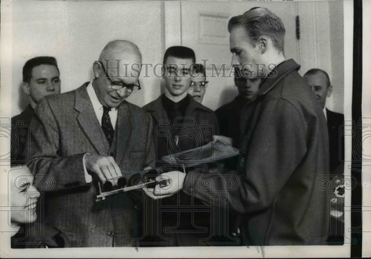 1958 Press Photo Gareth Eaton presents President Eisenhower Boy Scout Report