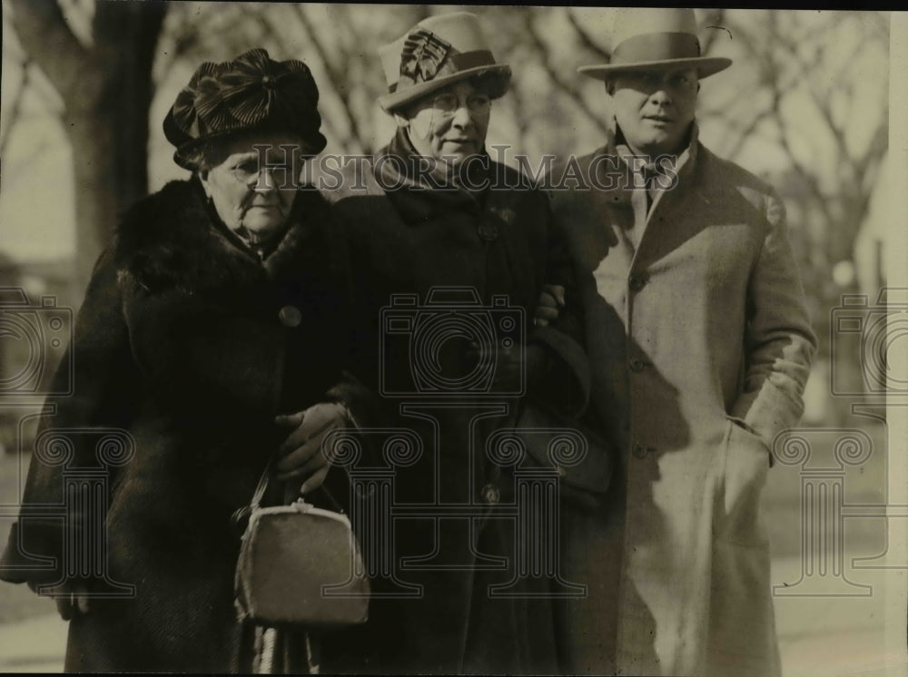 1926 Press Photo Charlotte Shanks Mary Demarest State Trooper Harry Linderman