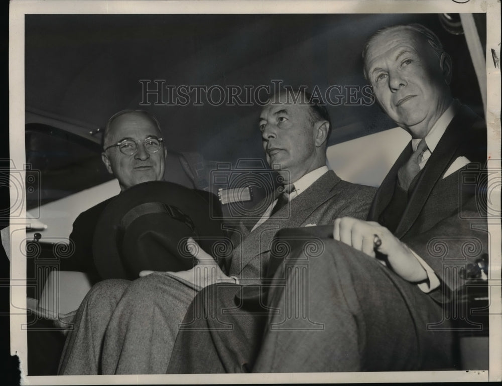 1948 Press Photo President Harry Truman leaves airport with Robert Lovett